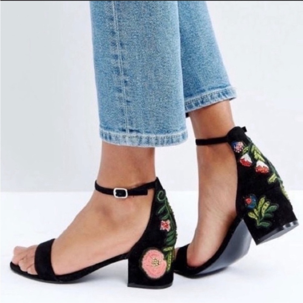 Steve Madden Black Floral Embroidered Sandals